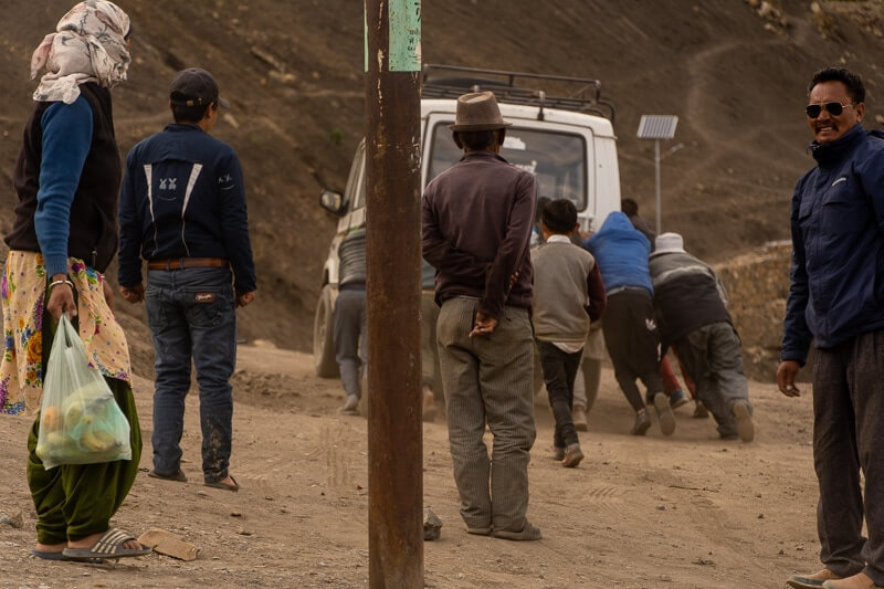 men pushing jeep spiti valley